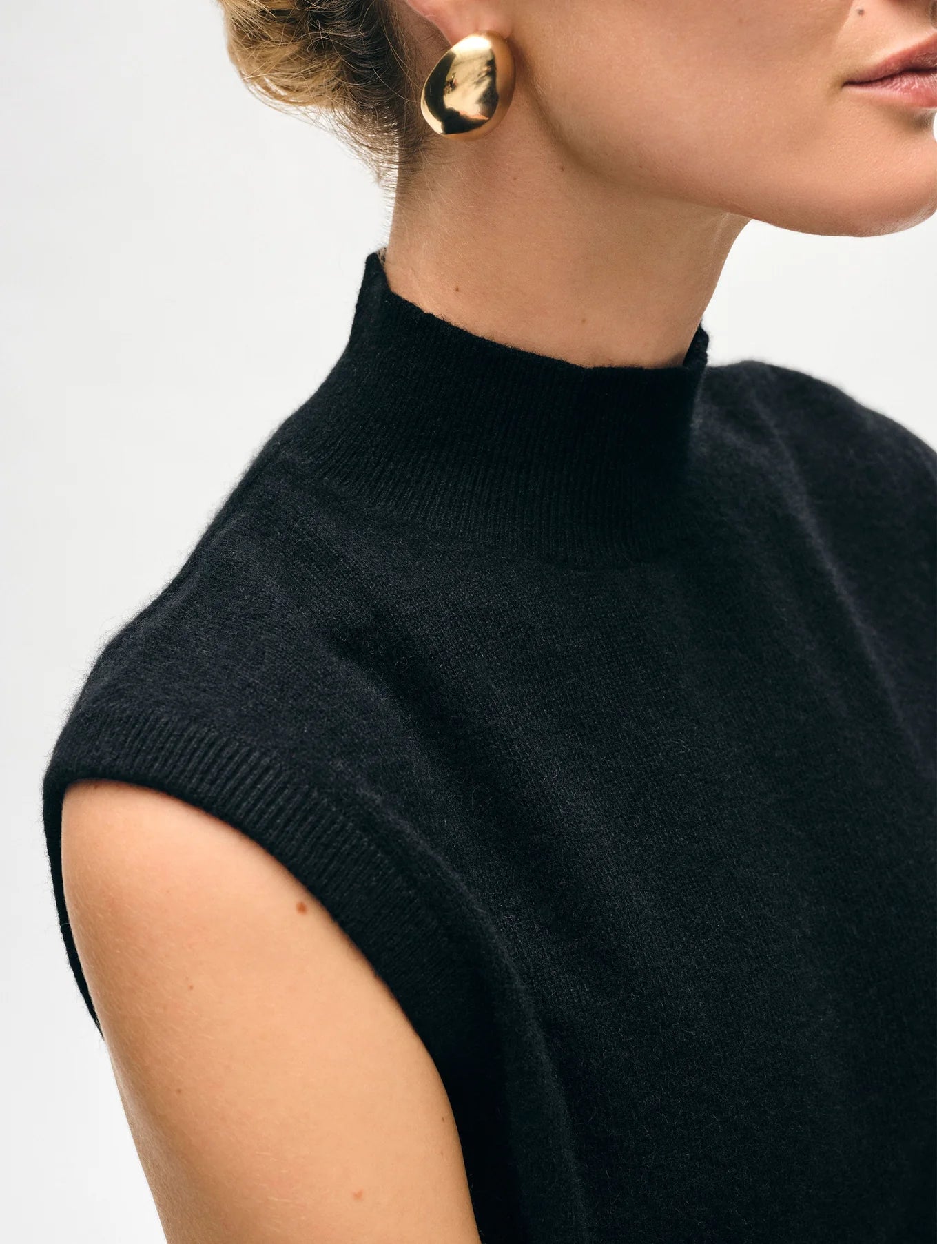 CASHMERE SLEEVELESS MOCKNECK 21067