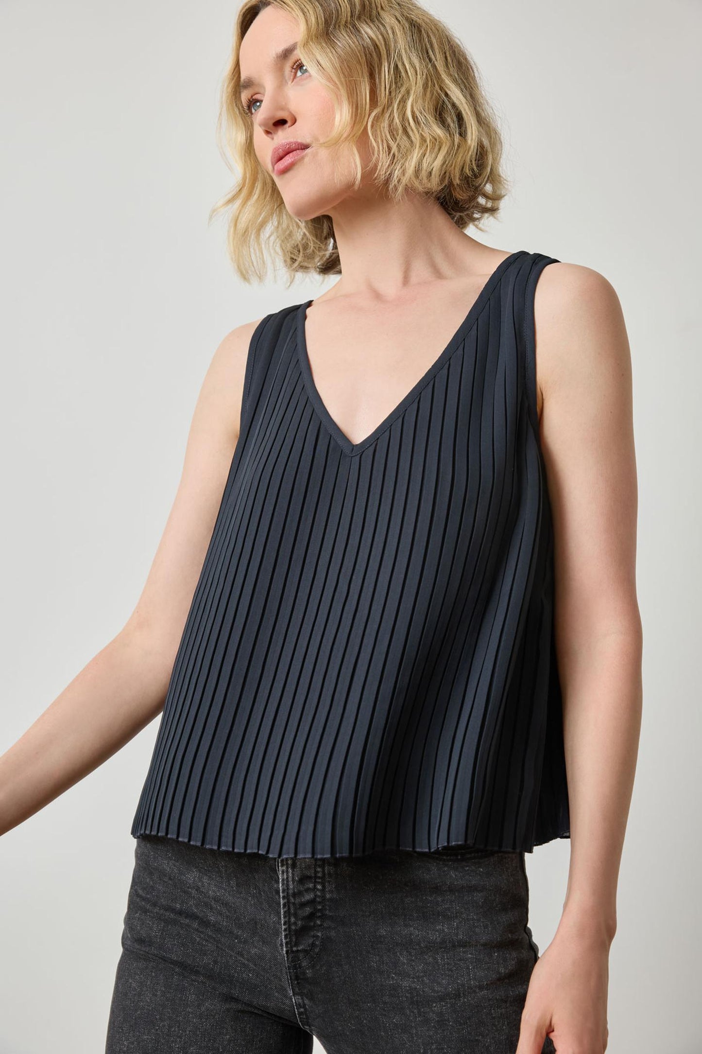 PLEATED V NECK SHELL PA3157