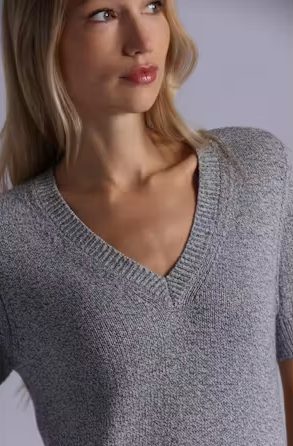 TEXTURED SHORT SLEEVE V NECK 9887